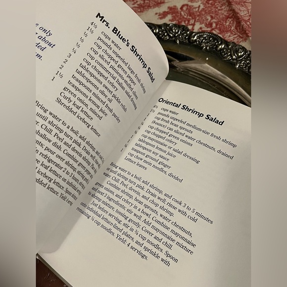 THE BUBBA GUMP SHRIMP COMPANY COOKBOOK. - Picture 5 of 8